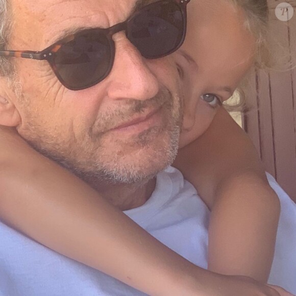 La petite Giulia avec son père Nicolas Sarkozy, sur Instagram le 19 octobre 2020.