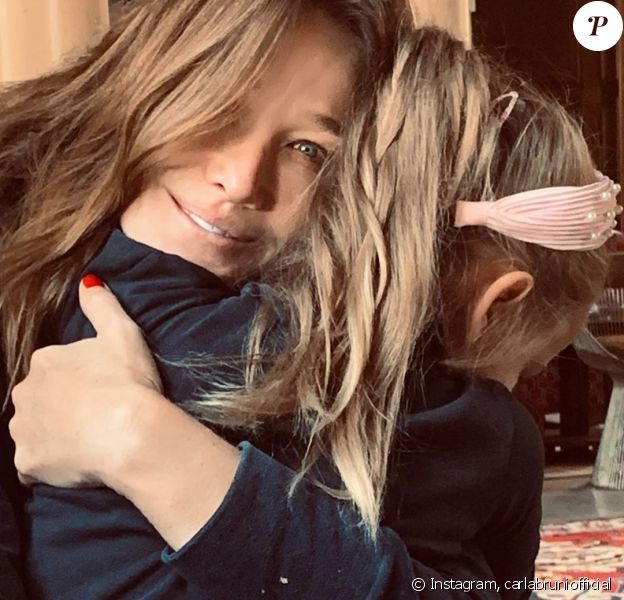 La petite Giulia avec sa mère Carla Bruni, sur Instagram le 19 octobre 2020.