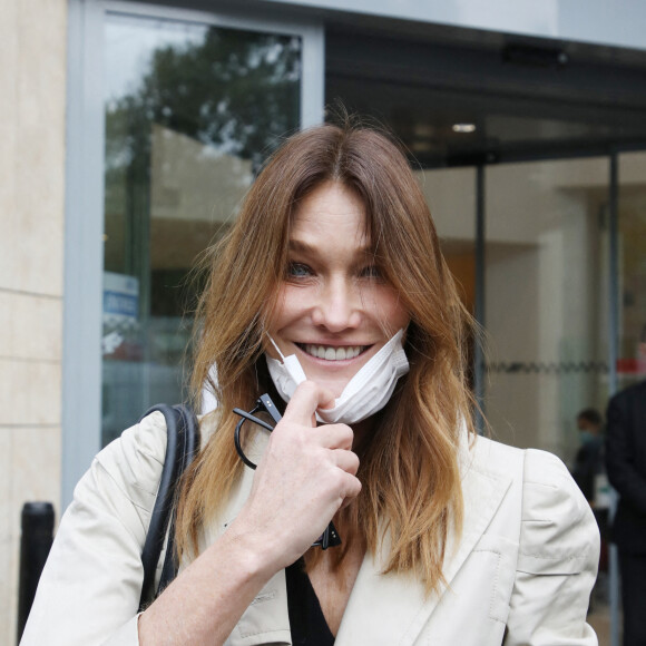 Carla Bruni Sarkozy arrive à la radio RTL pour la promotion de son nouvel album éponyme le 8 octobre 2020.