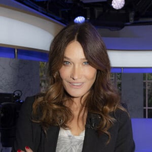 Exclusif - Carla Bruni-Sarkozy - Enregistrement de l'émission Clique, présentée par Mouloud Achour, et diffusée sur Canal Plus dimanche 18 Octobre 2020. © Jack Tribeca / Bestimage