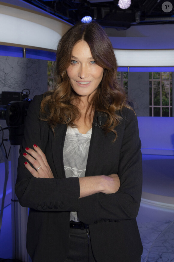 Exclusif - Carla Bruni-Sarkozy - Enregistrement de l'émission Clique, présentée par Mouloud Achour, et diffusée sur Canal Plus dimanche 18 Octobre 2020. © Jack Tribeca / Bestimage
