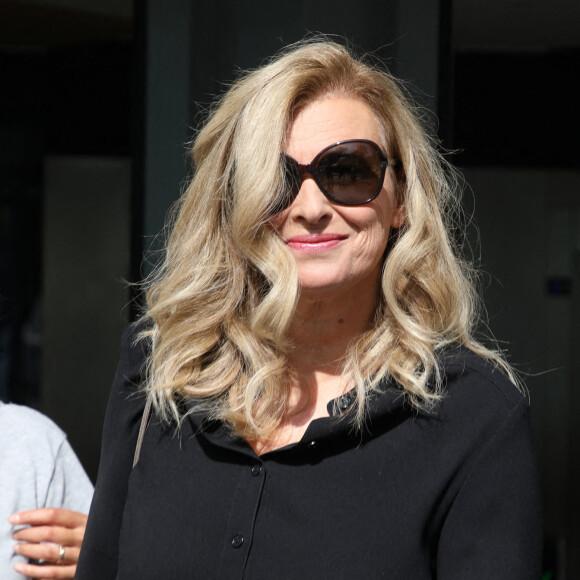Exclusif - Valérie Trierweiler enfourche son vélo à la sortie des studios RTL à Neuilly-sur-Seine 