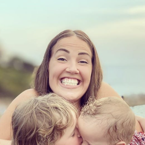 Tiffany (Mamans & Célèbres) a perdu son "papy moustache", mort après un accident domestique. Elle peut compter sur le soutien de son mari Justin et leurs filles Romy (2 ans) et Zélie (10 mois).