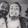 Tiffany (Mamans & Célèbres) a perdu son "papy moustache", mort après un accident domestique. Elle peut compter sur le soutien de son mari Justin et leurs filles Romy (2 ans) et Zélie (10 mois).