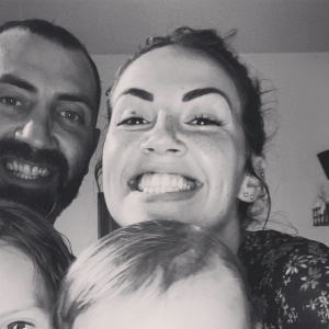 Tiffany (Mamans & Célèbres) a perdu son "papy moustache", mort après un accident domestique. Elle peut compter sur le soutien de son mari Justin et leurs filles Romy (2 ans) et Zélie (10 mois).