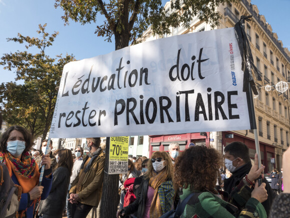 Rassemblement en hommage à Samuel Paty, le professeur assassiné, à Lyon le 18 octobre 2020. © Sandrine Thesillat / Panoramic / Bestimage