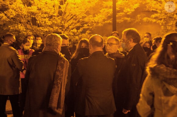 Marlène Schiappa - Le président français Emmanuel Macron s'exprime le 16 octobre 2020, devant le collège du Bois d'Aulne à Conflans Saint-Honorine, à 30 km au nord-ouest de Paris, après qu'un enseignant a été décapité par un assaillant qui a été abattu par des policiers. - Les procureurs antiterroristes français ont déclaré vendredi qu'ils enquêtaient sur une agression dans laquelle un homme avait été décapité à la périphérie de Paris et l'attaquant abattu par la police. L'attaque s'est produite vers 17 heures (15h00 GMT) près d'une école à Conflans Saint-Honorine, une banlieue ouest de la capitale française. L'homme décapité était un professeur d'histoire qui avait récemment montré des caricatures du prophète Mahomet en classe. Les procureurs français traitent l'attaque comme un incident terroriste, ce qui coïncide avec le procès des complices présumés des assaillants de Charlie Hebdo de 2015 et survient des semaines après qu'un homme a blessé deux personnes qui, selon lui, travaillaient pour le magazine. © Abdulmonam Eassa / Pool / Bestimage