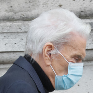 Exclusif - Bernard Tapie, très affaibli a tenu à assister aux obsèques - Sorties des obsèques du chef Gérard Idoux (restaurateur à la tête du Récamier) en l'église de Saint-Germain-des-Prés à Paris © Christophe Clovis / Bestimage