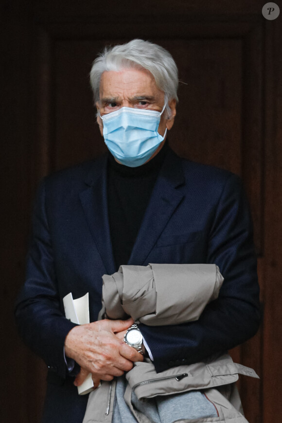 Exclusif - Bernard Tapie, très affaibli a tenu à assister aux obsèques - Sorties des obsèques du chef Gérard Idoux (restaurateur à la tête du Récamier) en l'église de Saint-Germain-des-Prés à Paris, le 08 octobre 2020. Le monde politique et artistique étaient réunis ce matin. Ce fut une cérémonie pleine de tendresse comme Gérard Idoux aurait voulu que ce soit. Il sera inhumé demain dans sa ville natale de Nevers. © Christophe Clovis / Bestimage