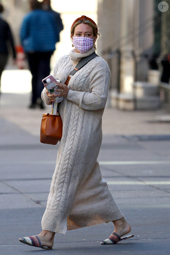 Exclusif - Hilary Duff se balade dans les rues de New York pendant l'épidémie de coronavirus (Covid-19), le 18 octobre 2020