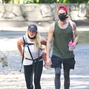 Exclusif - Hilary Duff se balade avec son mari Matthew Koma, sa fille Banks et son fils Luca dans le quartier de Los Feliz à Los Angeles pendant l'épidémie de coronavirus (Covid-19), le 20 septembre 2020