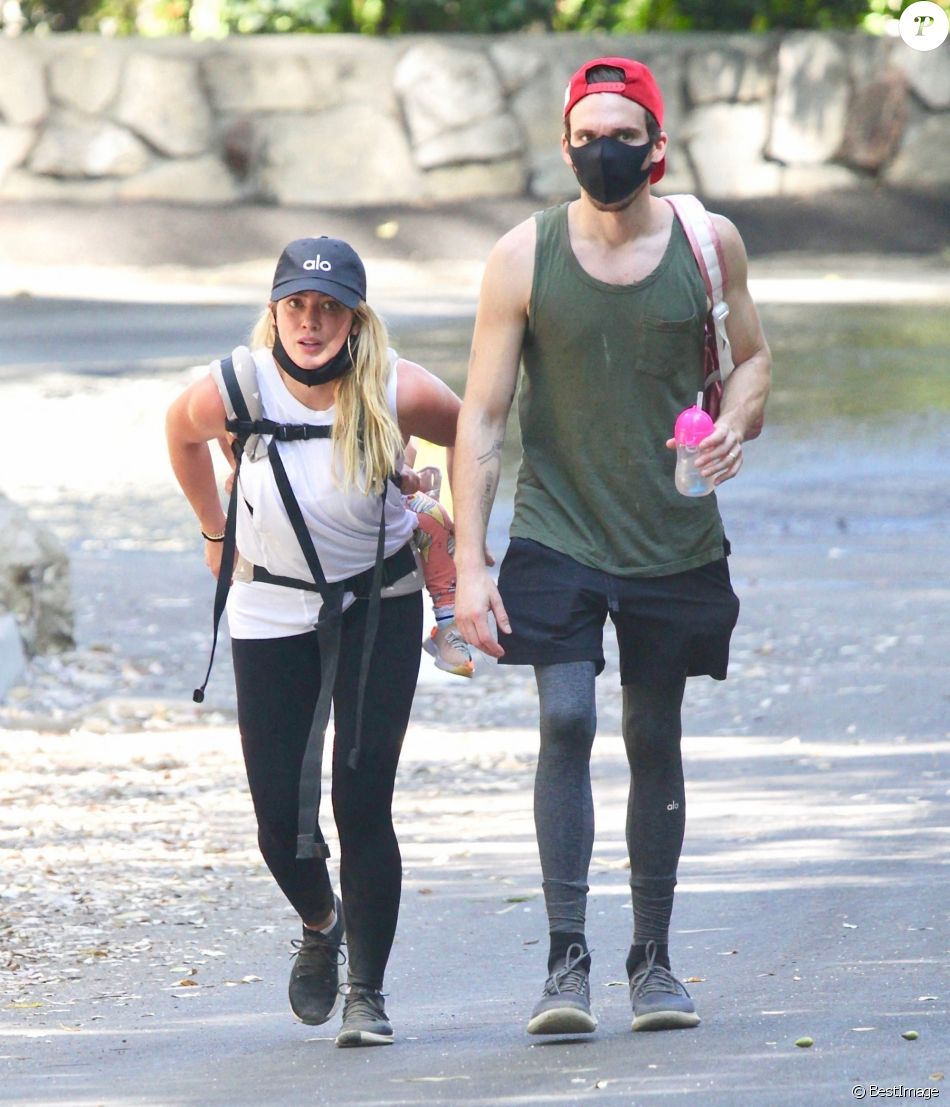 Exclusif - Hilary Duff se balade avec son mari Matthew Koma, sa fille Banks et son fils Luca dans le quartier de Los Feliz à Los Angeles pendant l&#039;épidémie de coronavirus (Covid-19), le 20 septembre 2020
