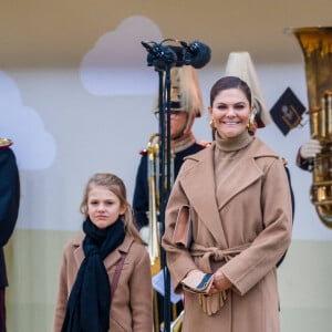 La princesse Victoria de Suède et sa fille la princesse Estelle de Suède - La famille royale de Suède à l'inauguration du pont Slussbron à Stockholm en Suède, le 25 octobre 2020