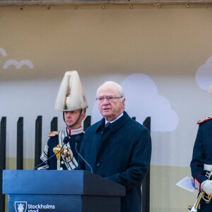 Le roi Carl Gustave de suède avec la princesse Victoria de Suède et sa fille la princesse Estelle de Suède - La famille royale de Suède à l'inauguration du pont Slussbron à Stockholm en Suède, le 25 octobre 2020