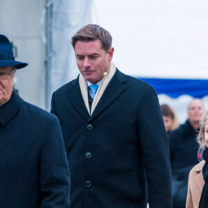 Le roi Carl Gustave de suède avec la princesse Victoria de Suède et sa fille la princesse Estelle de Suède - La famille royale de Suède à l'inauguration du pont Slussbron à Stockholm en Suède, le 25 octobre 2020