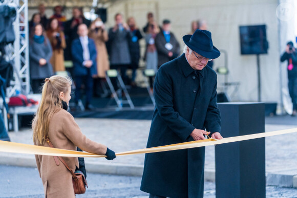 Le roi Carl Gustave de suède avec la princesse Estelle de Suède - La famille royale de Suède à l'inauguration du pont Slussbron à Stockholm en Suède, le 25 octobre 2020