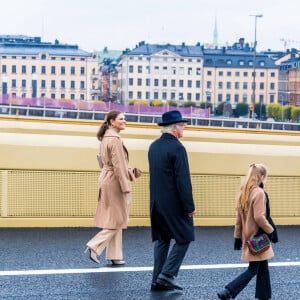 Le roi Carl Gustave de suède avec la princesse Victoria de Suède et sa fille la princesse Estelle de Suède - La famille royale de Suède à l'inauguration du pont Slussbron à Stockholm en Suède, le 25 octobre 2020