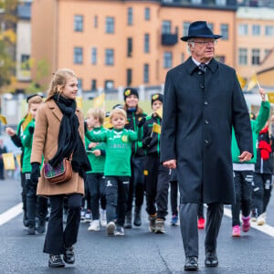 Le roi Carl Gustave de suède avec la princesse Victoria de Suède et sa fille la princesse Estelle de Suède - La famille royale de Suède à l'inauguration du pont Slussbron à Stockholm en Suède, le 25 octobre 2020