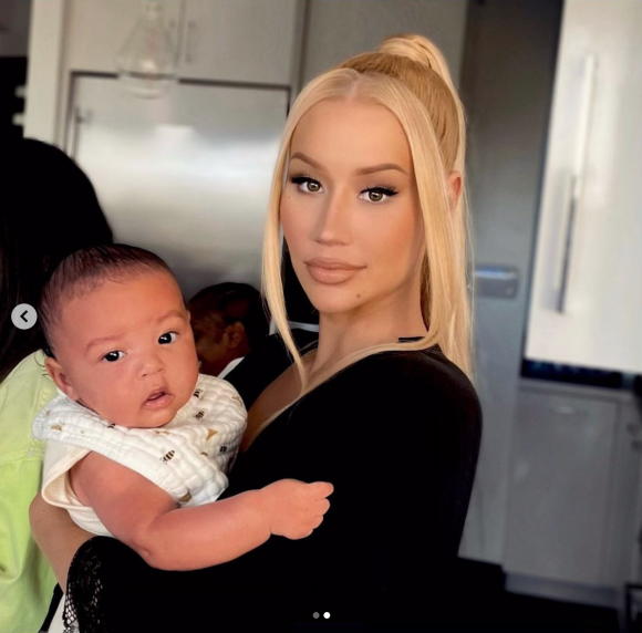 Iggy Azalea dévoile le visage de son fils Onyx Carter, né de sa relation avec Playboi Carti.