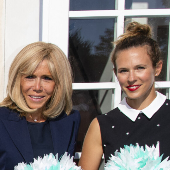 Exclusif - La première Dame Brigitte Macron et la chanteuse Lorie (Laure Pester) - La Première Dame et Laure Pester lors de l'inauguration de la Maison des parents de l'hôpital d'Enfants Margency à Margency. Le 17 septembre 2019. © Moreau-Perusseau / Bestimage 