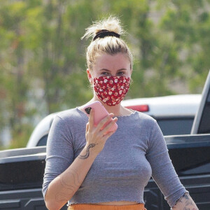 Exclusif - Ireland Baldwin est allée acheter de la nourriture à emporter au restaurant Que Ricos Tacos à Los Angeles pendant l'épidémie de coronavirus (Covid-19). Ireland porte un pull crop top sans soutien-gorge! Le 21 octobre 2020 