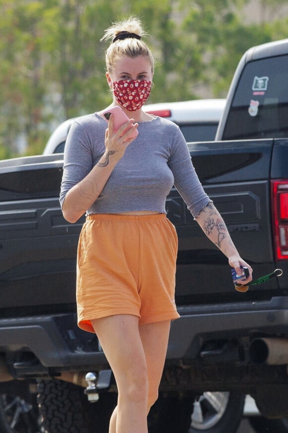 Exclusif - Ireland Baldwin est allée acheter de la nourriture à emporter au restaurant Que Ricos Tacos à Los Angeles pendant l'épidémie de coronavirus (Covid-19). Ireland porte un pull crop top sans soutien-gorge! Le 21 octobre 2020 