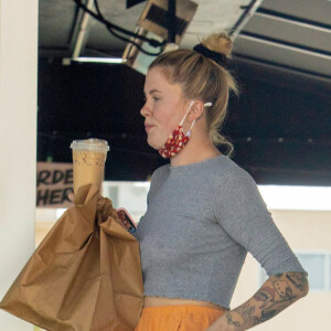 Exclusif - Ireland Baldwin est allée acheter de la nourriture à emporter au restaurant Que Ricos Tacos à Los Angeles pendant l'épidémie de coronavirus (Covid-19). Ireland porte un pull crop top sans soutien-gorge! Le 21 octobre 2020 