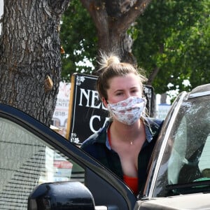 Ireland Baldwin et son compagnon C. Harper sont allés déjeuner en amoureux dans le quartier de Studio City à Los Angeles pendant l'épidémie de coronavirus (Covid-19), le 16 septembre 2020 