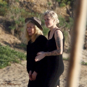 Exclusif - Kim Basinger et sa fille Ireland Baldwin lors d'une séance photo magnifique 'mère et fille' sur une plage à Malibu, le 7 février 2018 