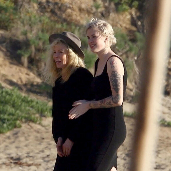 Exclusif - Kim Basinger et sa fille Ireland Baldwin lors d'une séance photo magnifique 'mère et fille' sur une plage à Malibu, le 7 février 2018 