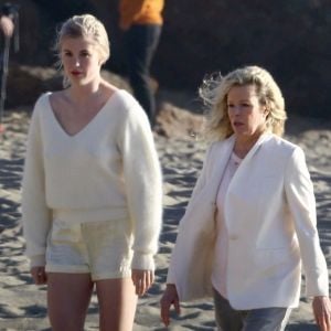 Exclusif - Kim Basinger et sa fille Ireland Baldwin lors d'une séance photo magnifique 'mère et fille' sur une plage à Malibu