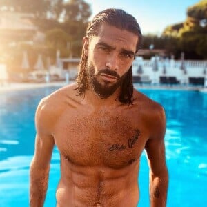 Julien Guirado, candidat de télé-réalité, a retrouvé l'amour dans les bras d'une jolie brune prénommée Lola.