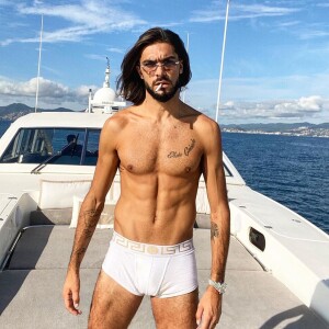 Julien Guirado, candidat de télé-réalité, a retrouvé l'amour dans les bras d'une jolie brune prénommée Lola.