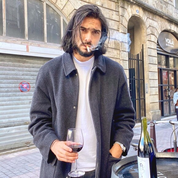 Julien Guirado, candidat de télé-réalité, a retrouvé l'amour dans les bras d'une jolie brune prénommée Lola.
