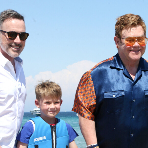 Elton John, son mari David Furnish et leurs fils Elijah et Zachary sont arrivés, avec leurs amis Neil Patrick Harris, son mari David Burtka et leurs enfants Harper et Gideon, au Club 55 à Saint-Tropez. Le 2 août 2019 © Luc Boutria / Nice Matin / Bestimage 