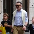 David Furnish (mari d'Elton John) a été aperçu avec ses fils Elijah et Zachary dans la rue Monte Napoleone à Milan en Italie, le 25 mai 2019.