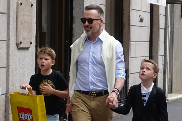 David Furnish (mari d'Elton John) a été aperçu avec ses fils Elijah et Zachary dans la rue Monte Napoleone à Milan en Italie, le 25 mai 2019.