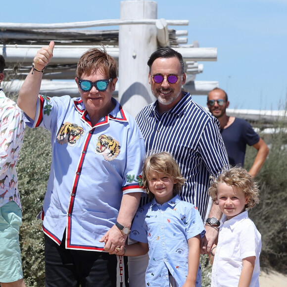 Elton John, son mari David Furnish et leurs fils Elijah et Zachary sont au Club 55 à Saint-Tropez, le 6 août 2017, pendant leurs vacances 