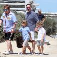 Elton John, son mari David Furnish et leurs fils Elijah et Zachary sont au Club 55 à Saint-Tropez, le 6 août 2017, pendant leurs vacances   