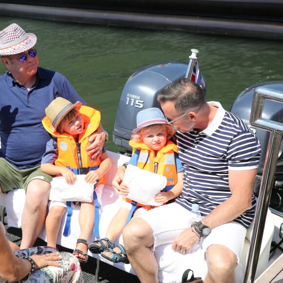 Elton John, son mari David Furnish et leurs fils Elijah et Zachary en mode shopping dans Saint-Tropez le 21 août 2015.