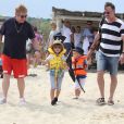 Elton John, son mari David Furnish et leurs fils Elijah et Zachary sont en vacances à Saint-Tropez, le 13 août 2015.   