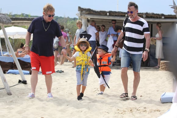 Elton John, son mari David Furnish et leurs fils Elijah et Zachary sont en vacances à Saint-Tropez, le 13 août 2015. 
