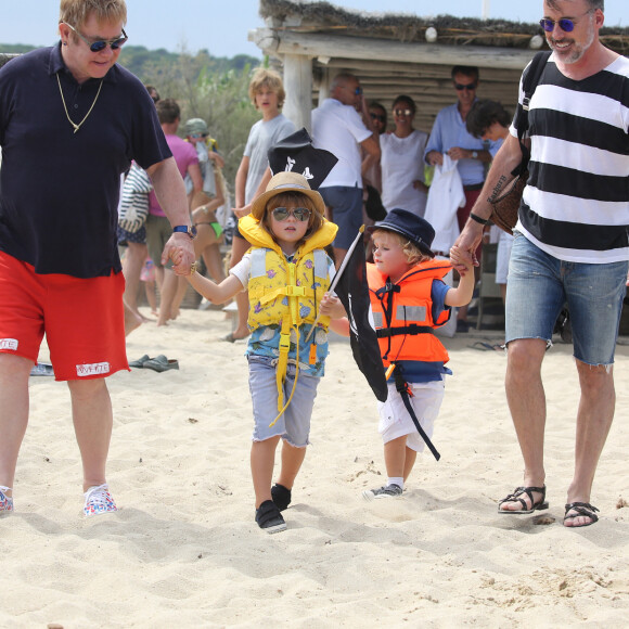 Elton John, son mari David Furnish et leurs fils Elijah et Zachary sont en vacances à Saint-Tropez, le 13 août 2015. 