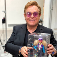 Elton John transformé... en Barbie : ses fils bientôt gâtés à Noël ?
