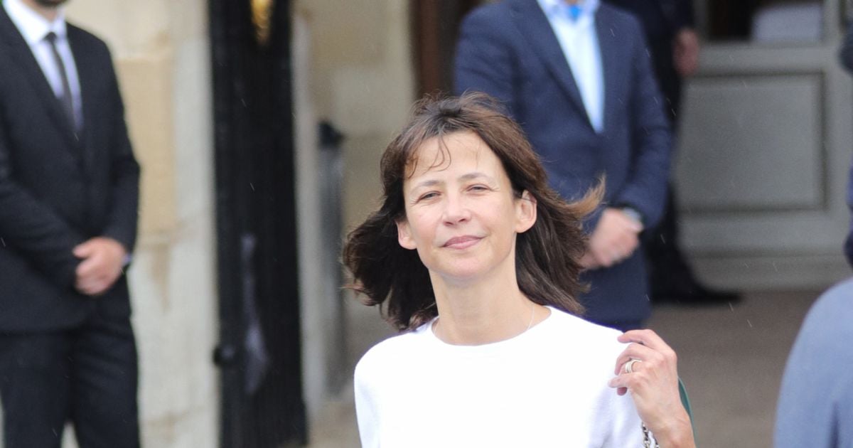 Sophie Marceau en jean et t-shirt et sans maquillage à la sortie de l