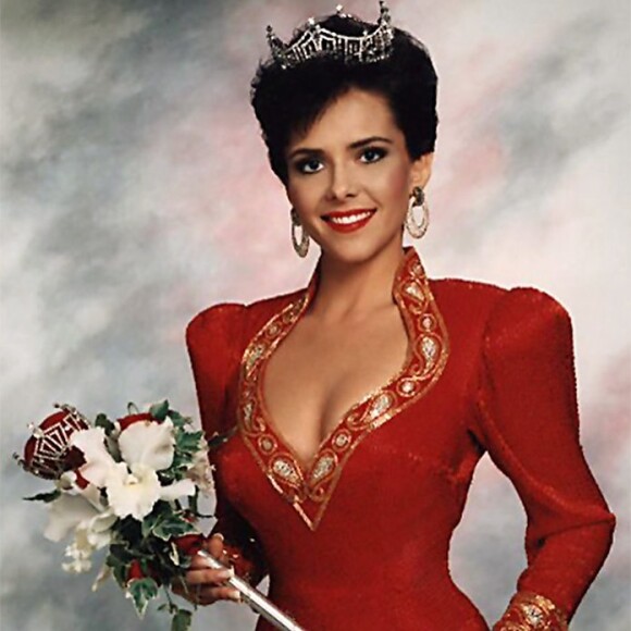 Leanza Cornett, couronnée Miss America en 1993, est décédée à l'âge de 49 ans. Hospitalisée il y a quelques jours pour une blessure à la tête, elle aurait succombé à ses blessures.