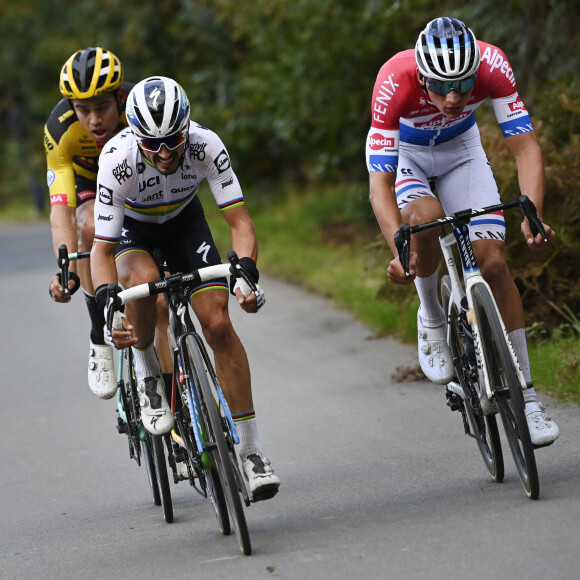 Julian Alaphilippe (en maillot blanc) lors du Tour de Flandres en Belgique, le 18 octobre 2020.