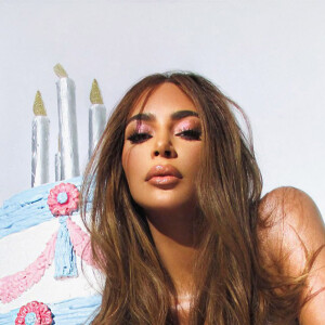 Kim Kardashian pose pour Opalescent, sa nouvelle gamme de cosmétiques KKK Beauty pour son 40ème anniversaire