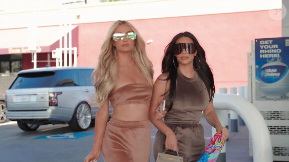 Kim Kardashian West et Paris Hilton sur le spot publicitaire de SKIMS Velour 