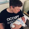 La chanteuse Grimes et son compagnon Elon Musk ont accueilli leur premier enfant, un petit garçon. Le 4 mai 2020.